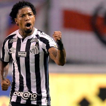 Marinho em ação com a camisa do Santos - GettyImages