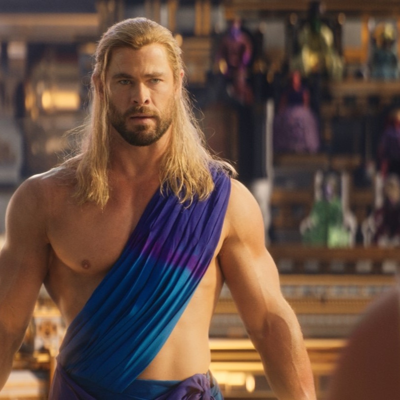 Chris Hemsworth admite que Thor: Amor e Trovão ficou bobo demais