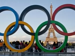 França detém 3 suspeitos de colocar caixões perto da Torre Eiffel
