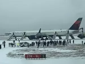 Avião da Delta é evacuado após problema no motor