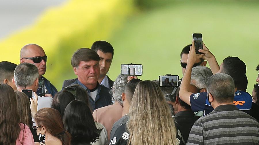 Jair Bolsonaro conversa com devotos no cercadinho Palácio da Alvorada, em Brasília: medo das urnas e dos tribunais - Dida Sampaio/Estadão Conteúdo