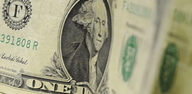 Dólar cai de R$ 5 a R$ 4,98 e Bolsa sobe após perdas na véspera