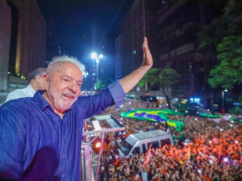 Um dia após a vitória de Lula, Globo e Record descrevem países diferentes 