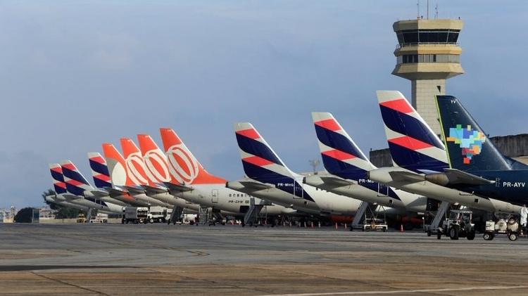 Aviões estacionados nas pontes de embarque do aeroporto de Congonhas, em São Paulo