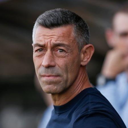 Pedro Caixinha assinou contrato com o Santos até dezembro de 2026