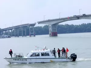 Navio de carga bate em ponte na China e deixa ao menos cinco mortos