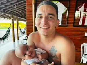 João Gomes compartilha momento fofo com o filho de 5 meses