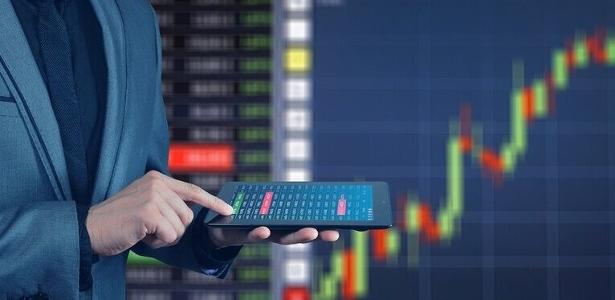 Ibovespa renova recorde e dólar opera estável após corte de juros nos EUA