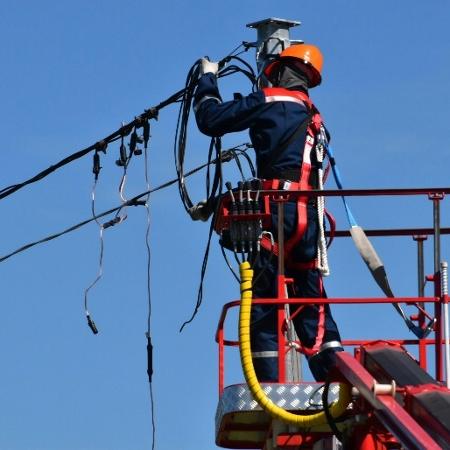 Funcionários da Enel fazem manutenção na rede elétrica