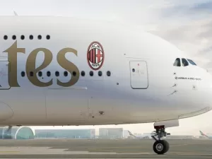 Emirates apresenta A380 com homenagem ao time AC Milan; veja as imagens