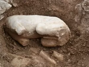 Monumento antigo com artefatos de ouro é descoberto na Grécia