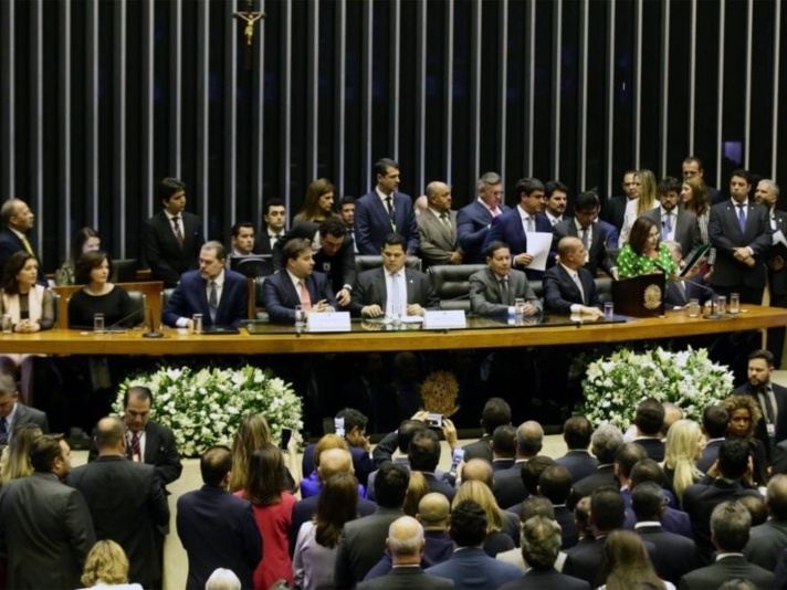 Bolsonaro entra no modo 'tudo ou nada' e assusta militares, Congresso e STF