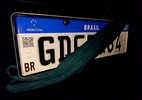 Objeto ou sujeira nas placas de identificação pode gerar multa; entenda - Multa por trafegar com qualquer das placas de identificação sem condições de legibilidade e visibilidade é de R$ 293,47 – Vagner Aquino/Portal Carsughi