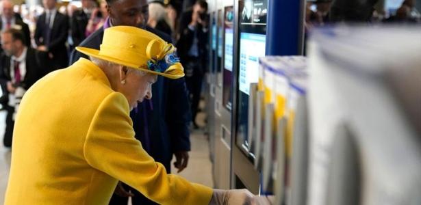 Rainha Elizabeth 2ª na inauguração de estação de metrô em Londres