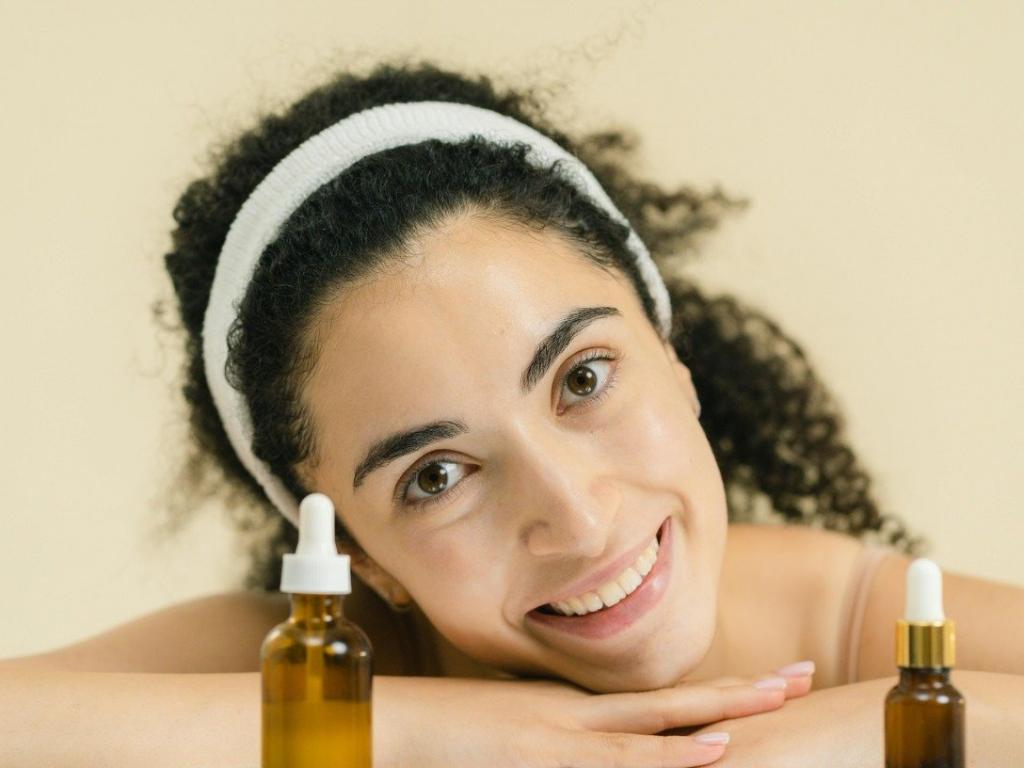 Imagem, mulher ao lado dos produtos de skincare. - undefined