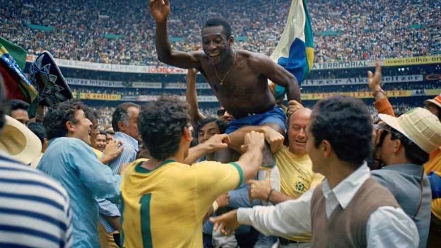                                  ESCRETE Carregado em triunfo após a vitória no México, Pelé foi o primeiro jogador a vencer três edições de Copa do Mundo                              -                                 DIVULGAÇÃO                            