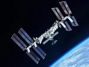 Susto na Estação Espacial Internacional! Satélite se desintegra e astronautas se abrigam