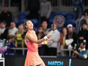 Zheng chega à quinta final do ano e enfrenta Kenin em Tóquio