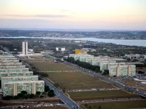 Sem projeto no Congresso, reajuste de servidores federais aguarda definição