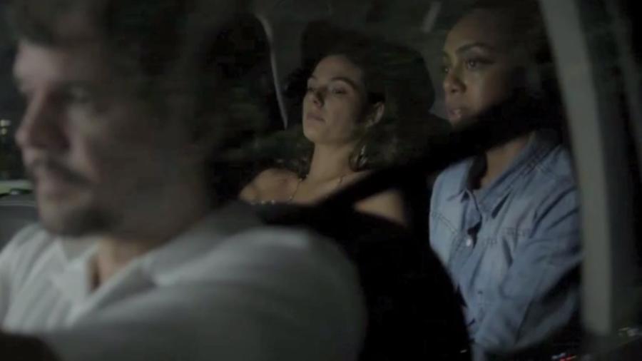 Ritinha (Isis Valverde) e Marilda (Dandara Mariana) no táxi (reprodução) - Reprodução / Internet