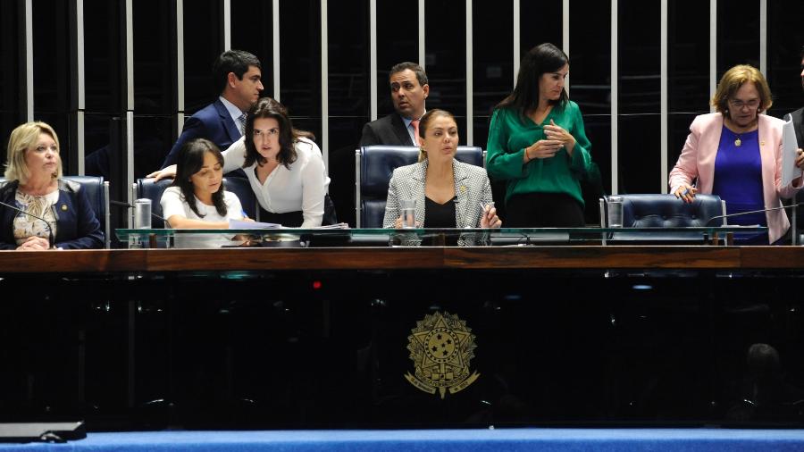 Mesa do Senado ocupada por senadoras em sessão que analisou propostas relacionadas a gênero: mulheres não chegam a 15% das cadeiras no Congresso  - Jonas Pereira/Agência Senado