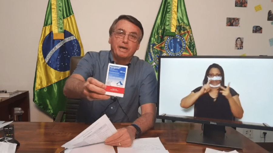 Bolsonaro sugere o uso de produto do chamado "kit covid" em uma live - Facebook/Reprodução
