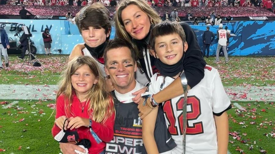 Tom Brady, Gisele Bündchen e filhos no campo de futebol americano - Reprodução/Instagram