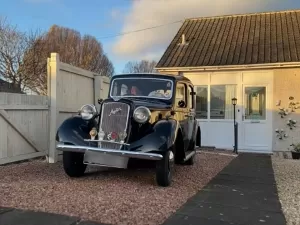 PARIS, FRANÇA - 01 De Dezembro De 2016: Carro Alemão Esperta Bonita De Uma  Empresa De Partilha De Carro Estacionado Na Frente De Uma Casa - Lente Tilt- shift Fotos, retratos, imágenes y