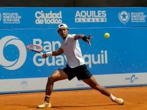 Sakamoto joga apenas um set e abandona em Guayaquil