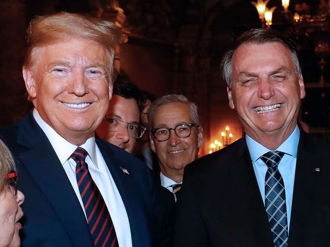 Bolsonaro repete Trump e insiste em cloroquina em dia de mais de mil mortes