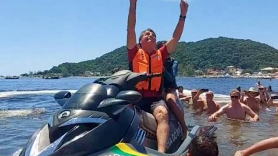  Bolsonaro passeia de jet ski e mantém folga em praia a 178 km de Curitiba      -  Bolsonaro segue de férias em São Francisco do Sul, Santa Catarina,. Foto: Reprodução/Twitter.     
