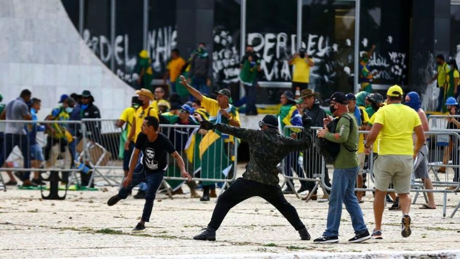 Bolsonaristas em ataque durante a invasão à praça dos Três Poderes em Brasília - Divulgação/Agência Brasil