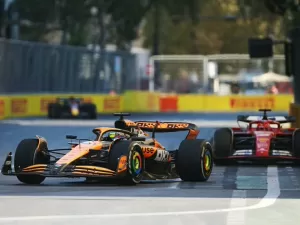 F1: Leclerc lamenta não ter se defendido da manobra de Piastri na curva 1 de Baku