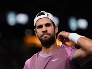 Khachanov sai irritado e cobra mais respeito de Humbert