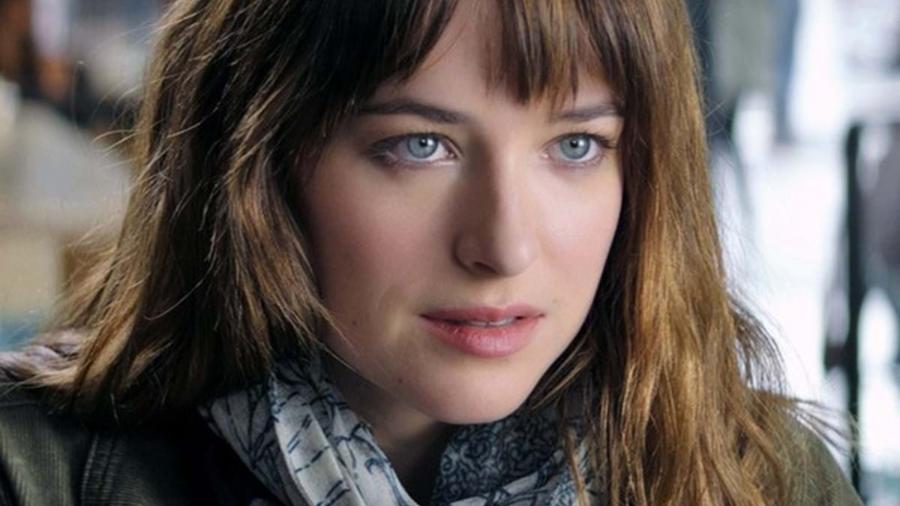 "Beijei mulheres para treinar", revela Dakota Johnson sobre "Am I OK?" - Reprodução / Internet