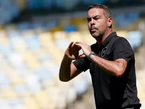 Artur Jorge prega cautela após vitória do Botafogo em clássico