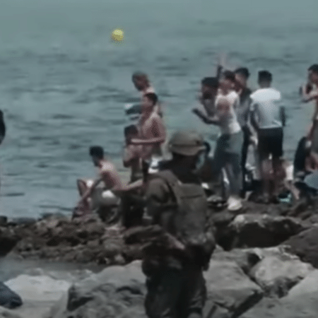  Imigrantes cruzam Marrocos e nadam até território espanhol de Ceuta, no norte da África - Reprodução/TV Cultura