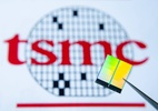 CEO da TSMC confirma fabricação de chips de 3nm nos EUA - Close-up de chip com logotipo da TSMC ao fundo