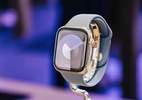 “Apple Watch X” poderá ter sensores melhores, maior resistência à água e mais - Apple Watch Series 9 de aço inoxidável exposto em uma loja da Apple.