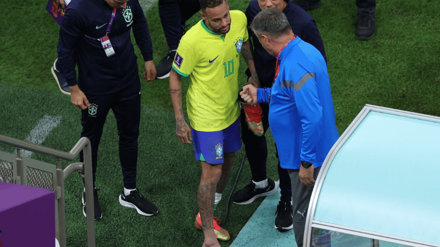 Neymar com o tornozelo inchado - AFP
