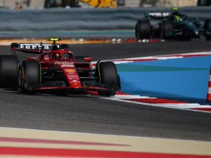 F1: Sainz lidera terceiro treino livre para o GP do Bahrein com Alonso em 2º e Verstappen em 3º