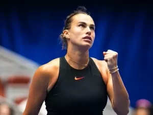 Sabalenka segue firme, Paolini para em polonesa