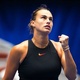 Sabalenka segue firme, Paolini para em polonesa