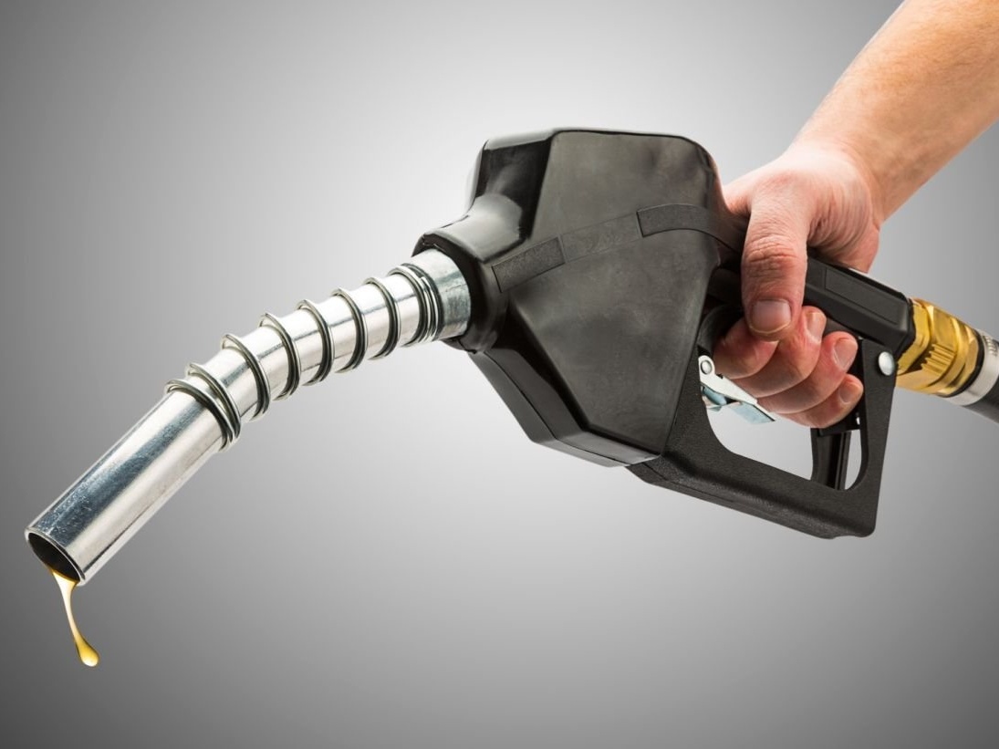 Gasolina cai para menos de R$ 5 e etanol só vale a pena em dois Estados
