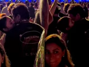 Vídeo: Xamã e Sophie Charlotte são filmados aos beijos durante festival no RJ