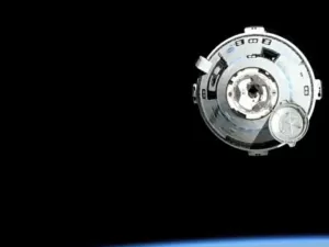 Após problemas no espaço, astronautas da Starliner atracam na Estação Espacial