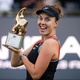 Ap&oacute;s longa espera pela chuva, Noskova bate Pegula e conquista Berlim