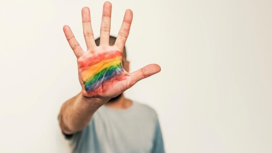 Pesquisa mostra que 30% dos homens gays sofrem homofobia de parentes no Natal  - Homofobia (FOTO: Ilustração)