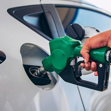 Imagem mostra carro sendo abastecido com etanol aditivado - Foto: Adobe Stock