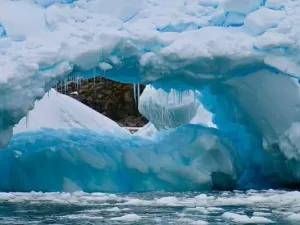 Enorme rachadura em geleira da Antártica se forma em poucos minutos